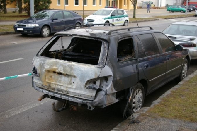 V Senici horeli autá, prípad vyšetruje polícia