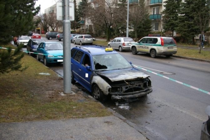 V Senici horeli autá, prípad vyšetruje polícia