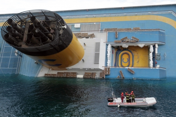 Záchranné práce na lodi Costa Concordia