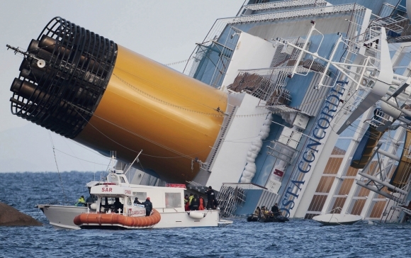 Záchranné práce na lodi Costa Concordia