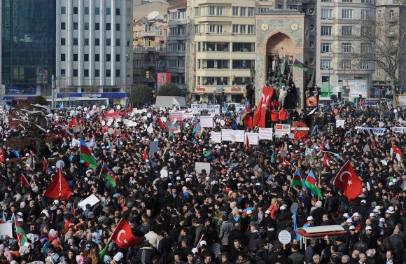 Do ulíc Istanbulu vyšlo 20 tisíc ľudí