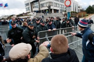 Protest Gorila pred parlamentom