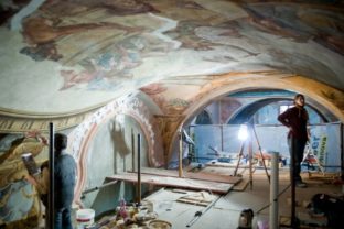 Reštaurátori objavili v katedrále vzácnu fresku