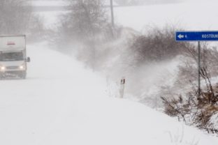 Slovenské cesty zasypal sneh