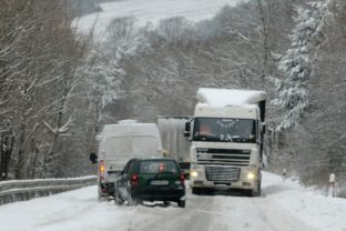 Slovenské cesty zasypal sneh