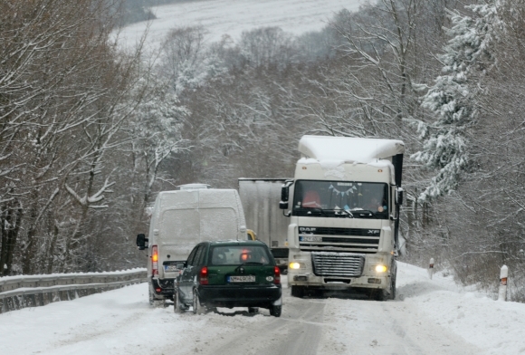Slovenské cesty zasypal sneh
