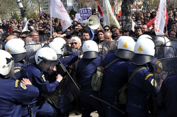 Demonštrácie počas osláv Dňa nezávislosti v Grécku