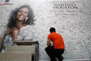 Fanúšikovia sa lúčia s Whitney Houston
