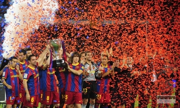 Hráči FC Barcelona oslavujú víťazstvo v La Lige