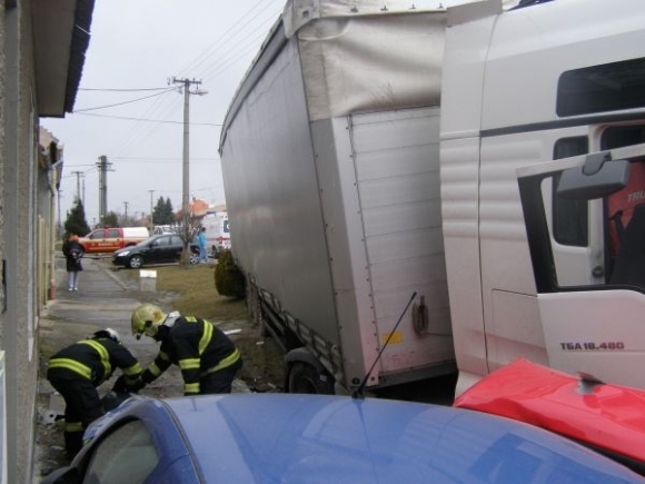 Kamión narazil v obci Bíňovce do stĺpa elektrickéh