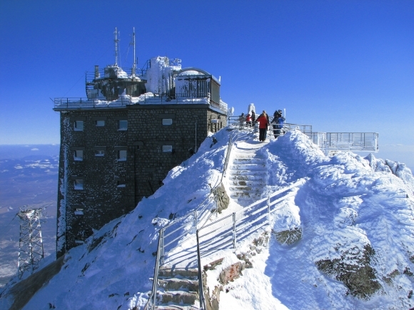 Kozmické žiarenie sledujú na Lomnickom štíte 30 ro