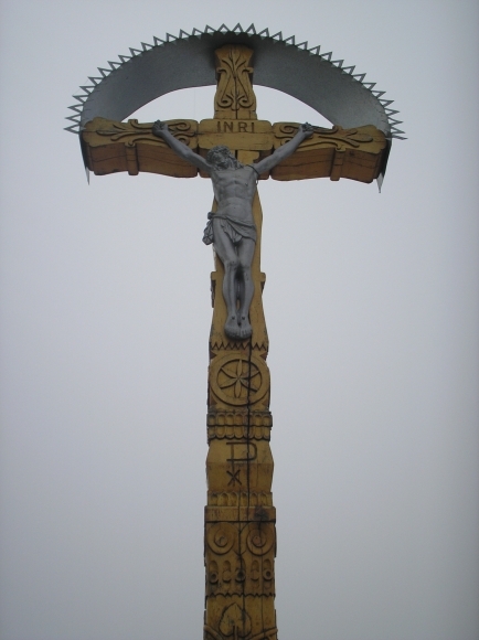 Kríž pred kostolom v Stožku