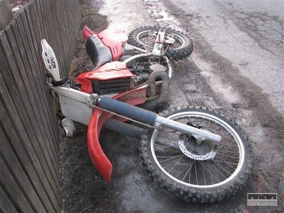 Opitý motocyklista zrazil tri deti