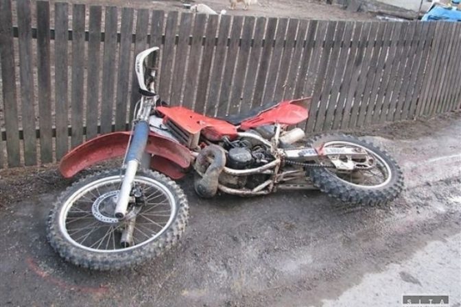 Opitý motocyklista zrazil tri deti