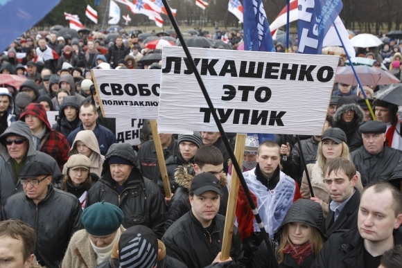 Tisícky Bielorusov protestovali proti prezidentovi