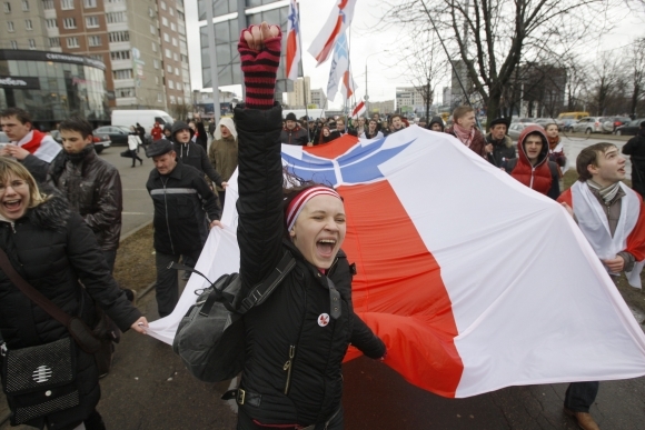 Tisícky Bielorusov protestovali proti prezidentovi