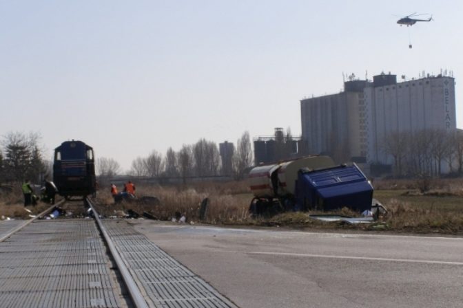 V Dunajskej Strede narazil kamión do rušňa, vodič