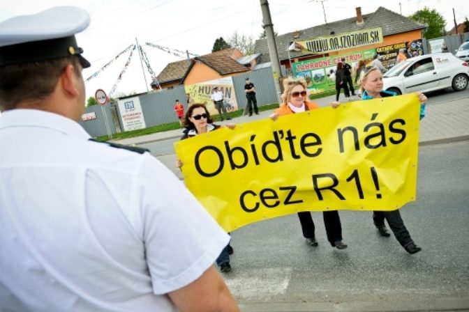 Obyvateľom Šale strpčujú život kamióny