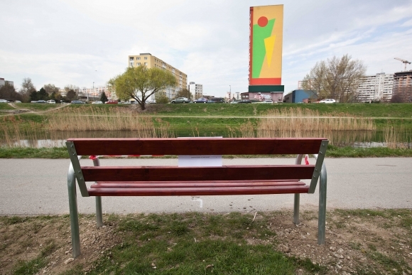 Osadzovanie lavičiek v Petržalke