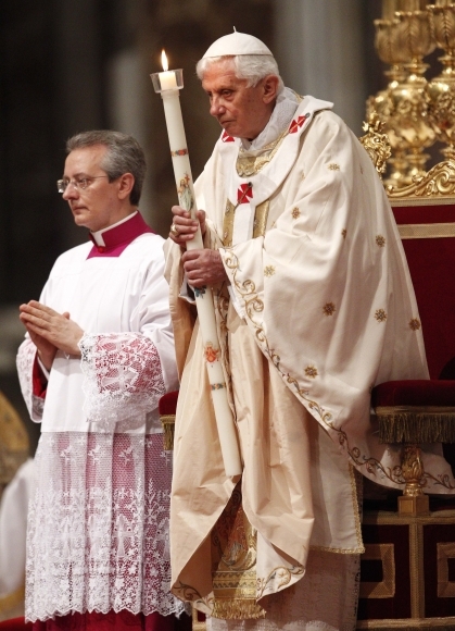 Pápež Benedikt XVI. počas Veľkonočnej vigílie