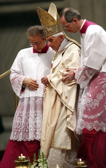 Pápež Benedikt XVI. počas Veľkonočnej vigílie