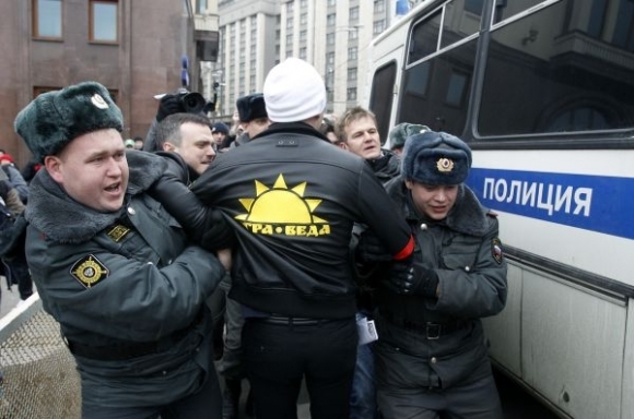 Pred Putinovým prejavom upratala polícia aktivisto