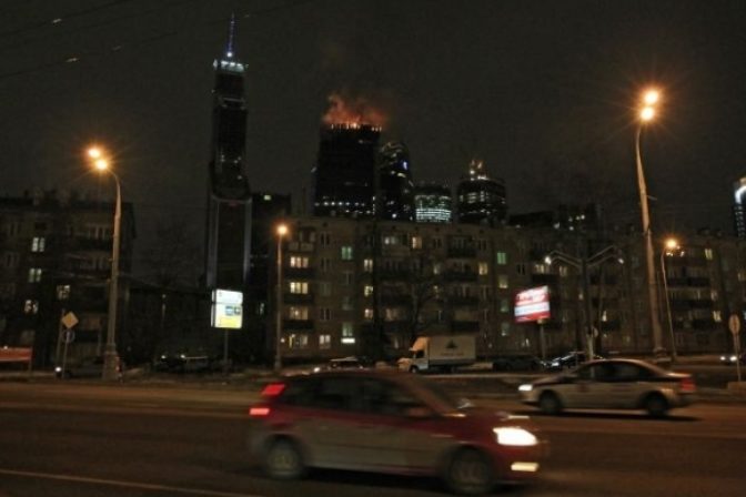 Ruský mrakodrap veľký nočný požiar nepoškodil