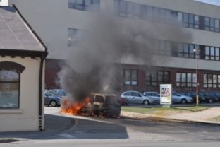 V Trnave horelo auto s kyselinou dusičnou