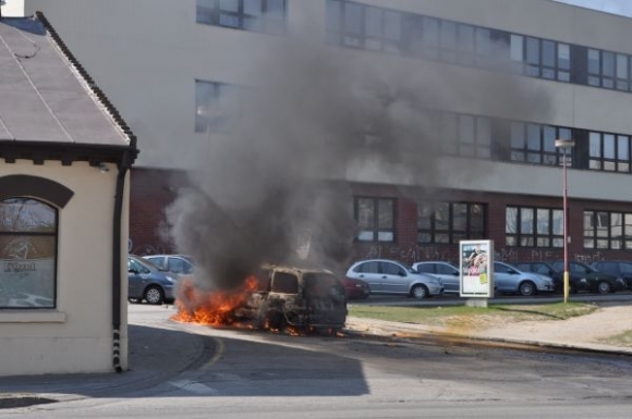 V Trnave horelo auto s kyselinou dusičnou