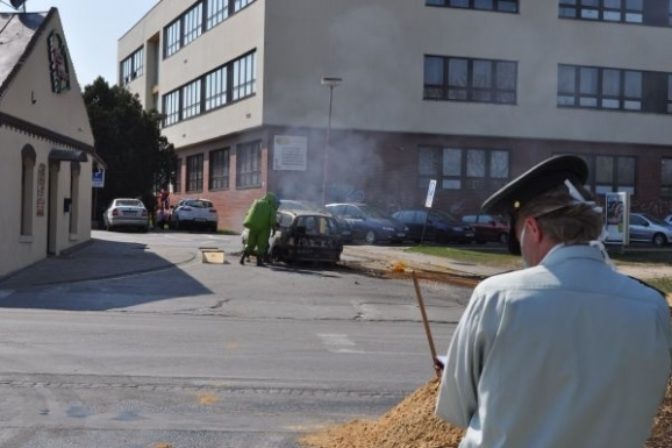 V Trnave horelo auto s kyselinou dusičnou