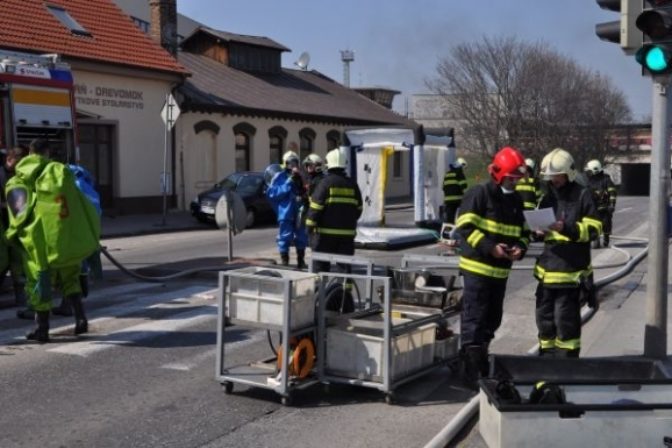 V Trnave horelo auto s kyselinou dusičnou