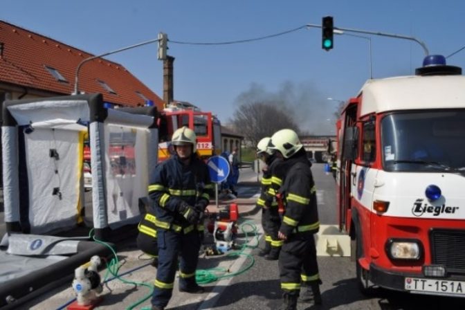 V Trnave horelo auto s kyselinou dusičnou