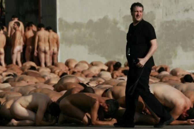 Bavori, vyzlečte sa, ide Spencer Tunick