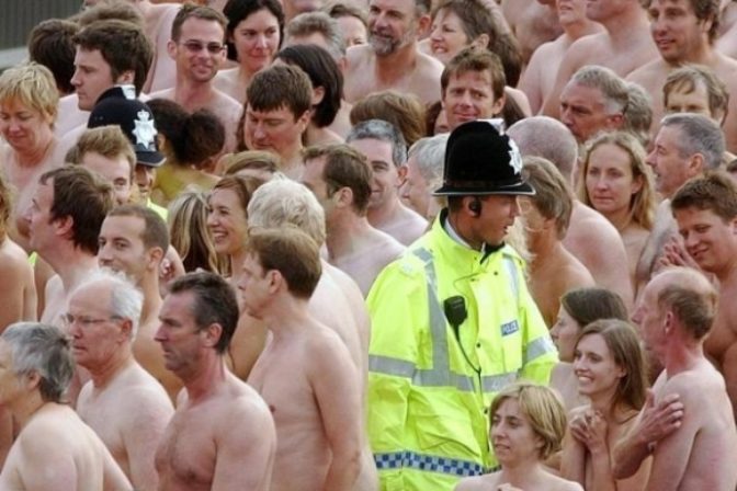 Bavori, vyzlečte sa, ide Spencer Tunick