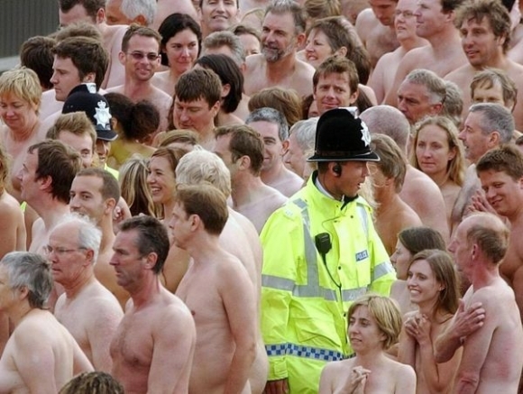 Bavori, vyzlečte sa, ide Spencer Tunick