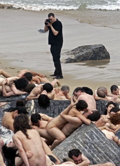 Bavori, vyzlečte sa, ide Spencer Tunick