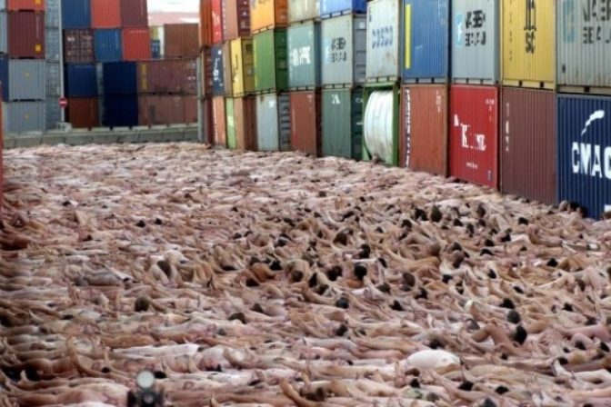 Bavori, vyzlečte sa, príde Spencer Tunick