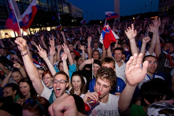 Bratislava fandila hokejistom počas finále MS