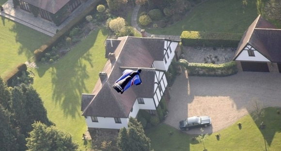 Brit sa odhodlal na skok z helikoptéry bez padáka
