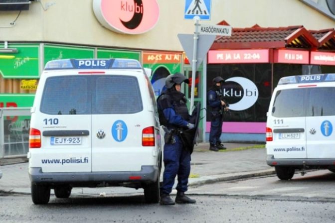 Fín strieľal po ľuďoch zo strechy