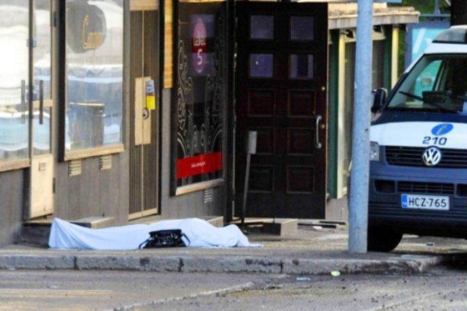 Fín strieľal po ľuďoch zo strechy