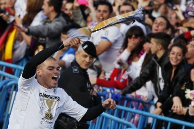 Madridom lietali konfety, hráči Realu oslavovali v