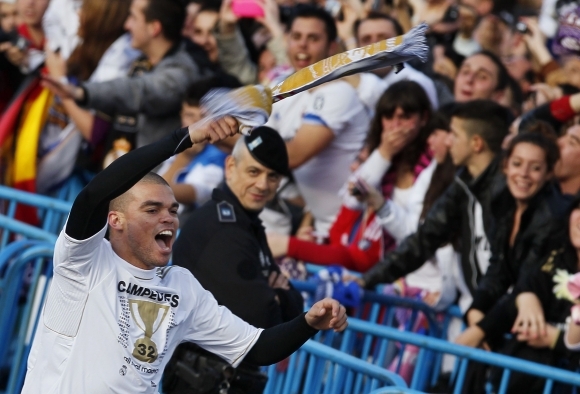 Madridom lietali konfety, hráči Realu oslavovali v