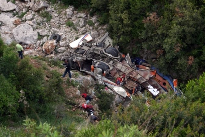Nehodu autobusu v Albánsku neprežilo 12 študentov