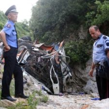 Nehodu autobusu v Albánsku neprežilo 12 študentov