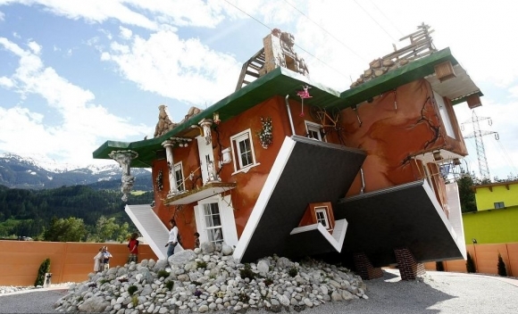 Prevrátený dom láka turistov do Rakúska