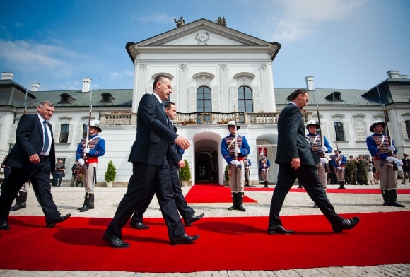 Prezident dostal od strieborných chlapcov hokejku