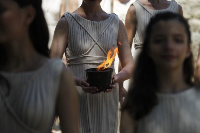 V Grécku zapálil olympijský oheň