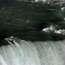 Akrobat prešiel ponad Niagarské vodopády