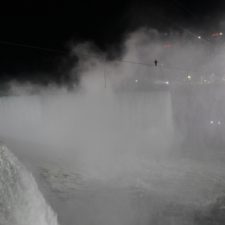 Akrobat prešiel ponad Niagarské vodopády